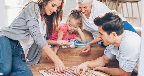 Rodzina gra w popularną grę planszową