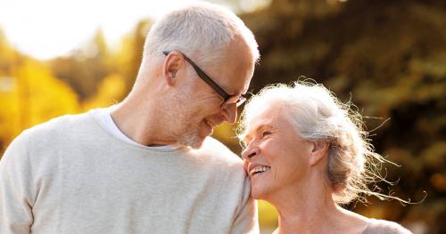 Szczęśliwe starsze małżeństwo spokojne o swoją przyszłość
