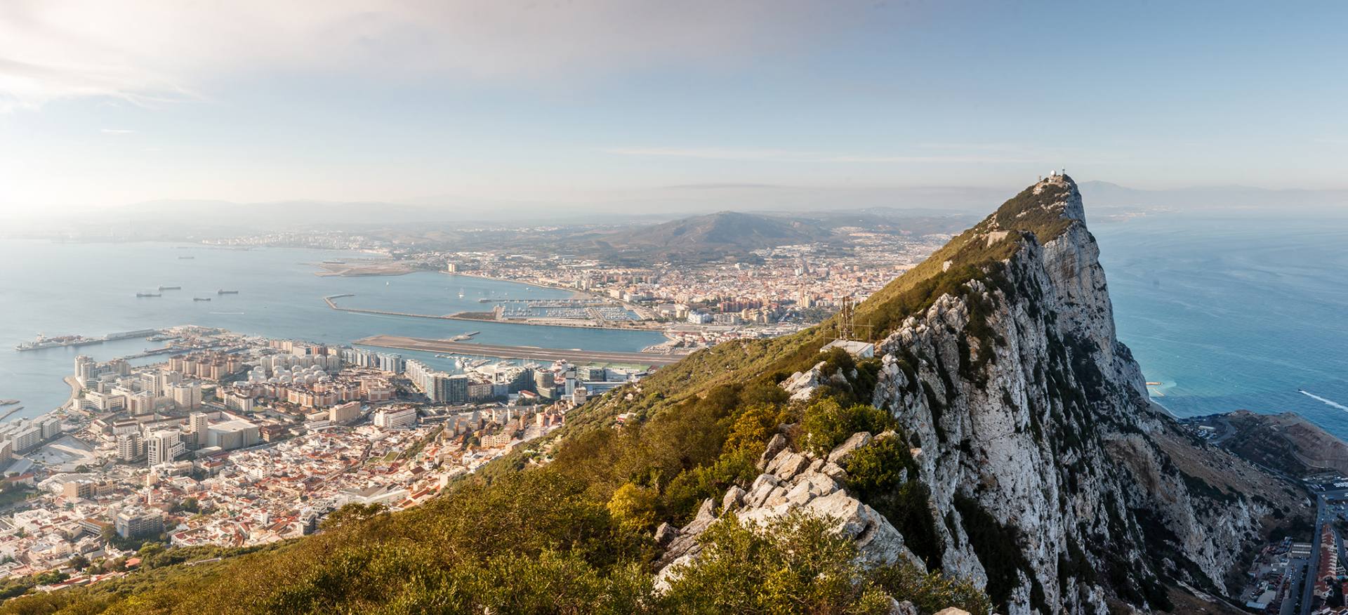Panorama Gibraltaru z malowniczym widokiem.